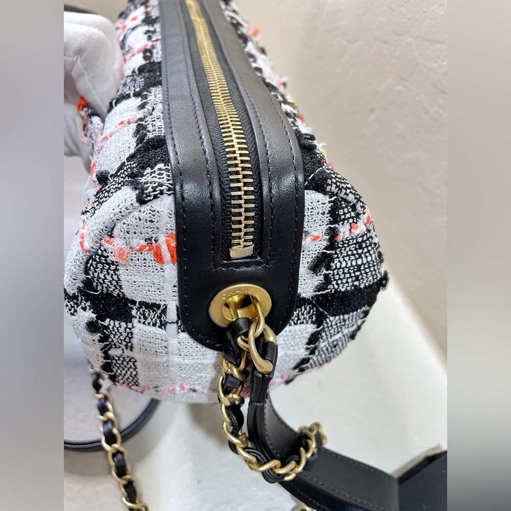 Chanel 2020 Runway Tweed Bag Signe Bowling Excellent Like New, Autenticated - Picture 6 of 16